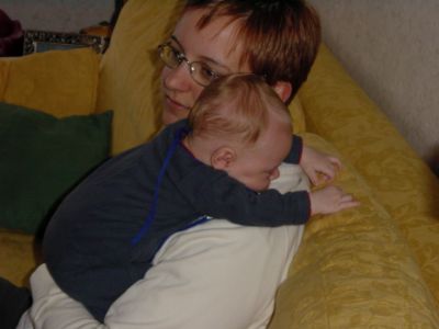 Even knuffelen met de mama.
Keywords: Iain Ines mama knuffelen 2002