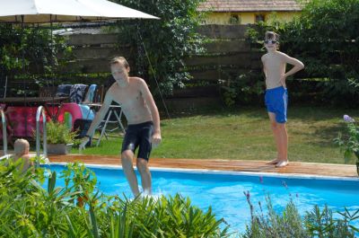 Lopen op het water.
Keywords: Iain Somerling Remco De Rouck zwembad Sandra Floor vakantie Nagydobsza 2015