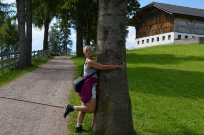 A bit of tree hugging.
Keywords: Ines Feyaerts vakantie Schermoos Italië 2015