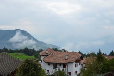 Zicht op de wolken vanuit de hotelkamer.
Keywords: Schlaneid Italië vakantie 2015 uitzicht balkon