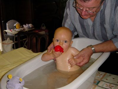 Even de badeend opeten terwijl bompa mij in bad steekt.
Keywords: Iain bad badeend bompa Walter